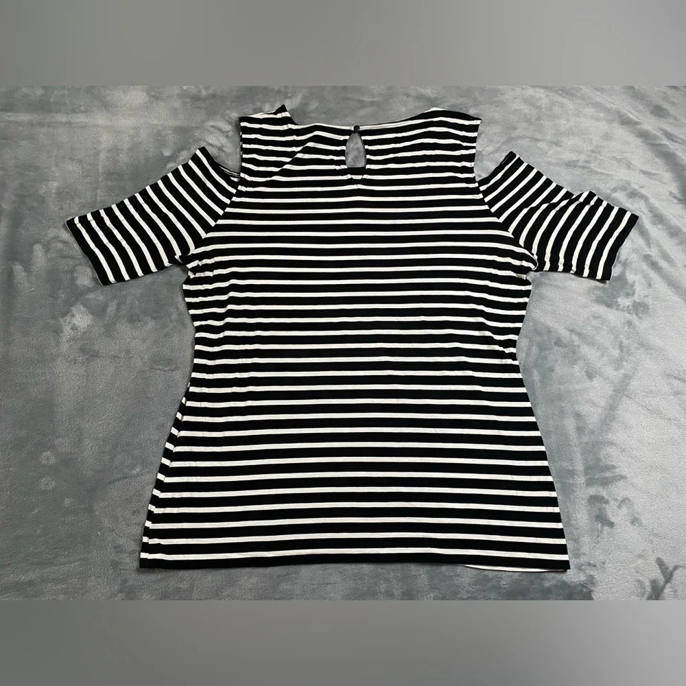 Vince Camuto Black &‎ White Striped Shirt Size Medium